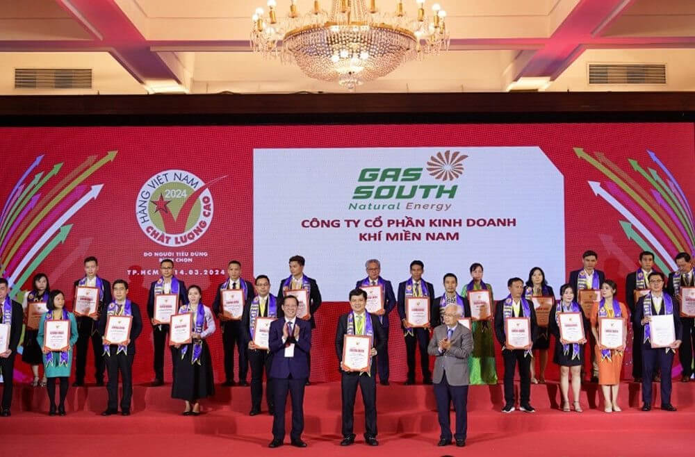 Chủ tịch UBND TP.HCM trao chứng nhận hàng Việt Nam chất lượng cao cho Đại diện của Gas South