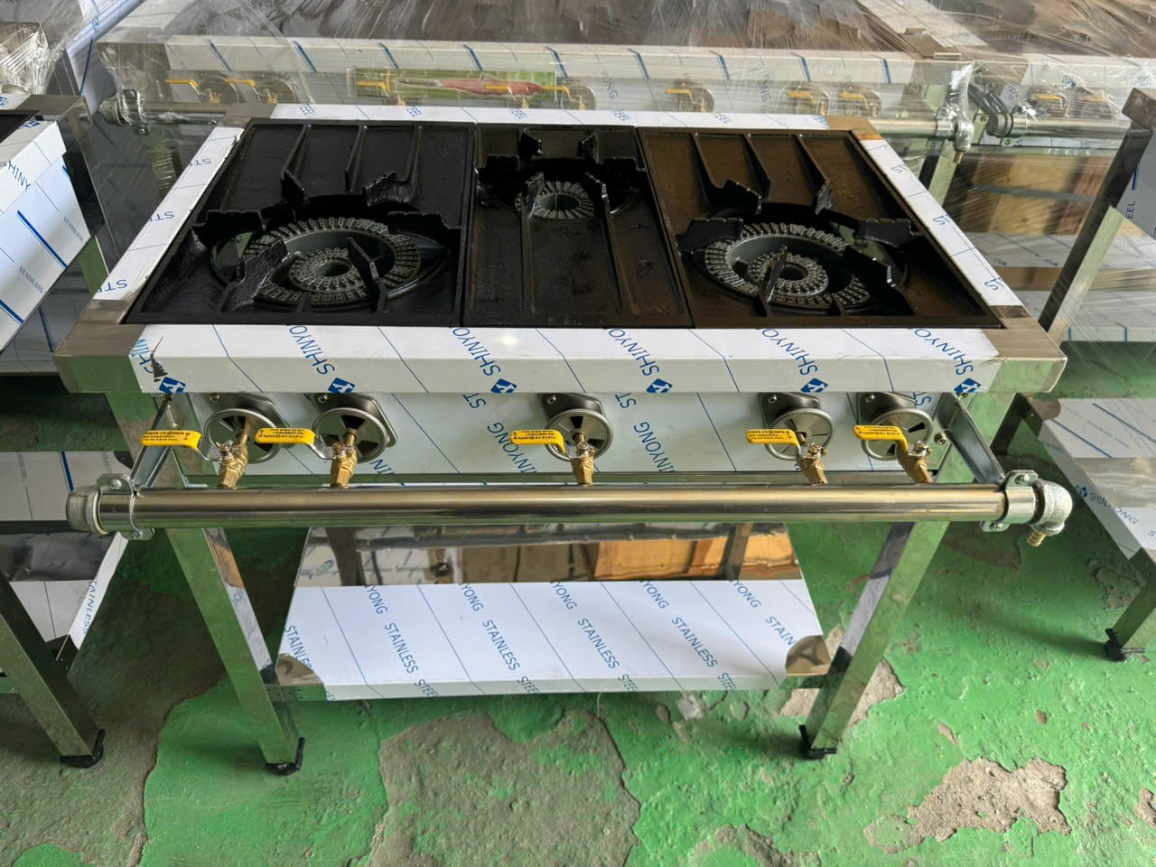 Bếp gas công nghiệp Hàn Quốc 2 họng to 1 họng nhỏ