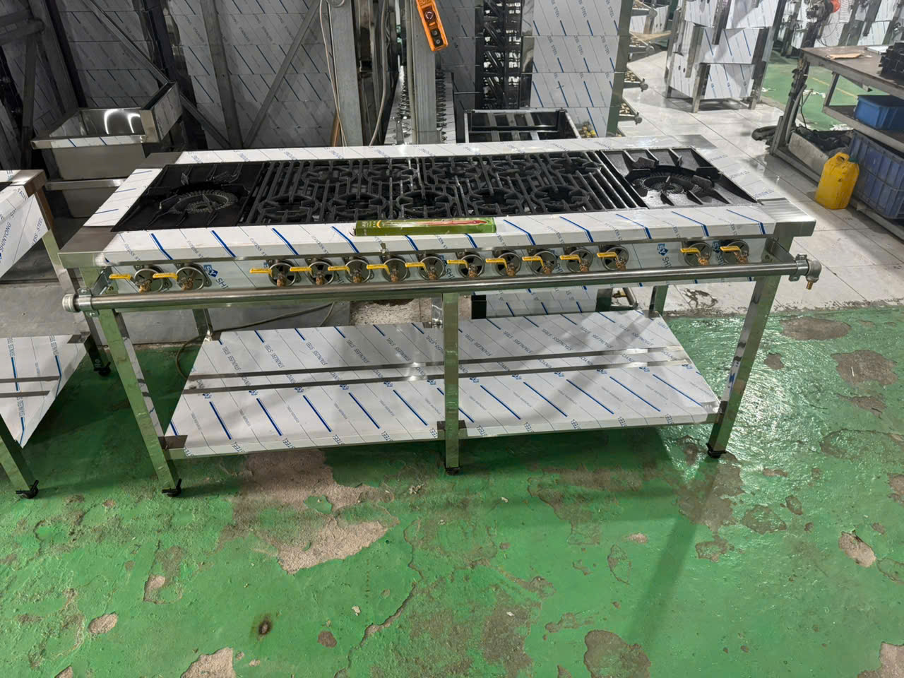 Bếp gas công nghiệp Hàn Quốc 2 họng to 10 họng nhỏ
